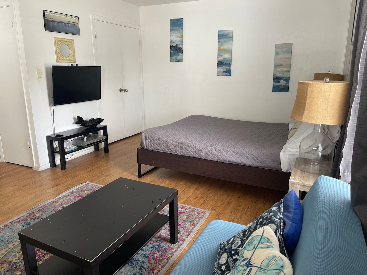Apt#8 - Private Studio & full kitchen. photo 4