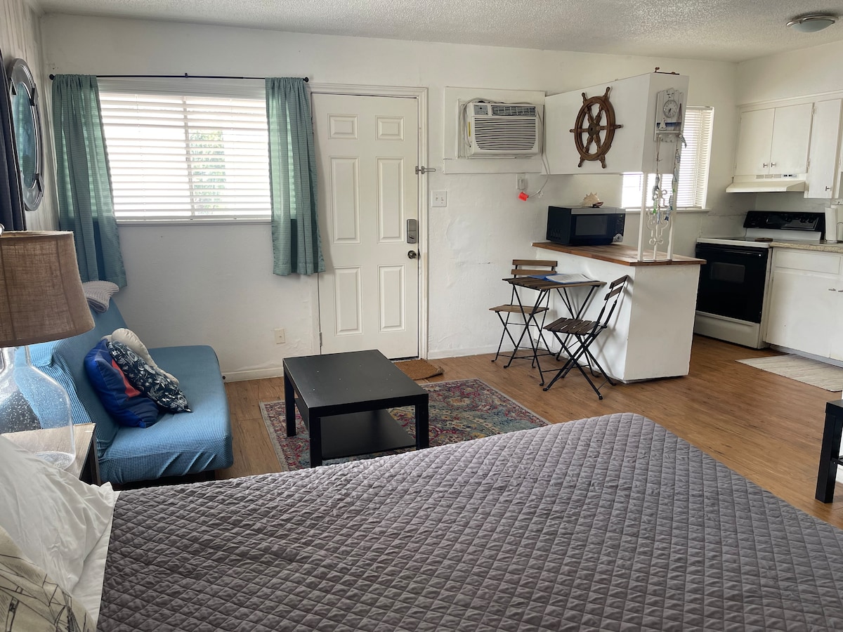 Apt#8 - Private Studio & full kitchen. photo 6
