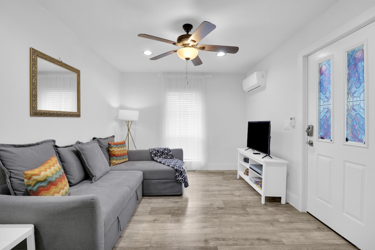 Eastside enclave 1 Bdrm Apt w/ fast Wi-Fi near DT photo 1